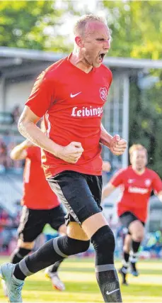  ?? FOTO: CHRISTIAN FLEMMING ?? Lennart Pohl schreit seine Freude über das Oberzeller 2:0 gegen Bisingen raus. Der SVO steht in der nächsten Relegation­srunde.