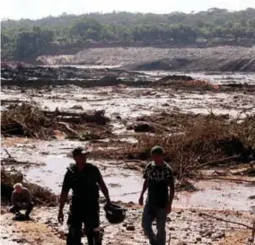  ??  ?? DESASTRE. Los ríos de lodo se llevaron todo por delante. (EFE)