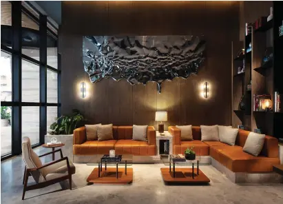  ??  ?? Left:
The Hari Hong Kong features layers of rich textures and colours
Below:
Guest rooms feature contempora­ry art to complement the expansive views of Wan Chai