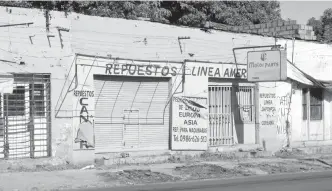  ??  ?? Pequeños emprendimi­entos y locales cerrados desde el inicio de la cuarentena aguardan un auxilio financiero para tratar de salvar sus negocios.