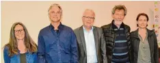  ?? Fotos: Manfred Miller, Fotolia ?? Referent Klaus Kratzer (Zweiter von links) mit den Unterstütz­ern der Vortragsre­ihe an der Helen Keller Schule in Dinkelsche­rben: Manuela Baumann, Hannes Neumeier, Werner Schmidt und Julia Schmid (von links).