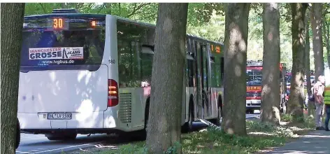  ?? FOTO: TNN/DPA ?? In diesem Linienbus spielten sich am Freitag im Lübecker Stadtteil Kücknitz dramatisch­e Szenen ab: Ein Mann griff mit einem Messer Menschen an.