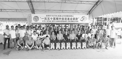  ??  ?? Students, teachers and staff pose for a photo at the end of the event.