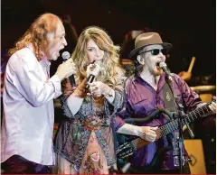  ?? Divulgação ?? O show que reuniu Elba Ramalho, Alceu Valença e Geraldo Azevedo no Moringão, está rendendo elogios até hoje. Acompanhad­os por uma banda excelente, os três desfilaram energia e talento em duas horas com seus maiores sucessos musicais. A promoção foi da...