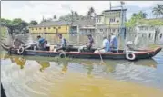  ?? RAJ K RAJ/HT ?? Fisherman help flood victims reach their houses on the outskirts of Kerala’s Alappuzha district on Wednesday.