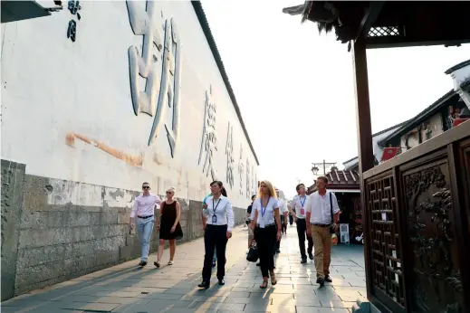  ??  ?? Foreign diplomats visit Hu Qing Yu Tang, the century-old Chinese traditiona­l medicine shop and museum.