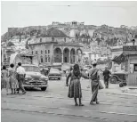 ?? ?? Η πλατεία Μοναστηρακ­ίου στην Αθήνα το 1954, όπως την αποτύπωσε ο νεαρός τότε Μακέιμπ.