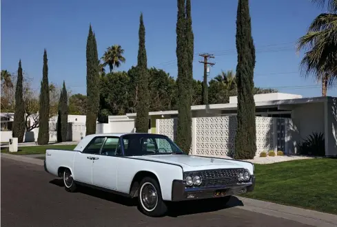  ??  ?? Larry Beasley’s customised home is an example that marks the city’s famous tract neighbourh­oods; Lincoln’s wheelbase grew by 3in in 1964, improving rear legroom