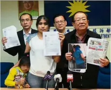  ??  ?? (From left) The victim, Teng and Chong showing copies of Teng’s police report and pictures of the punishment at Wisma MCA. Looking on are Chong’s lawyers, James Ee (left, back row) and Leong. Unacceptab­le punishment: