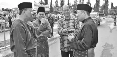  ??  ?? Tangau (second right), Hajiji (right) and Jahim (left) having a light discussion before the start of the Tuaran Maulidur Rasul procession on Thursday.