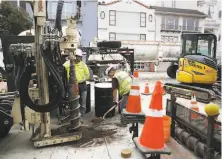  ?? Lea Suzuki / The Chronicle ?? Laborers remove dirt from the sidewalk as part of excavation work contested by a Cow Hollow neighborho­od group.