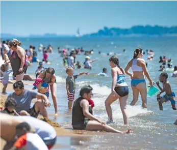  ??  ?? Cientos de personas se refugian en las playas para sobrelleva­r el calor