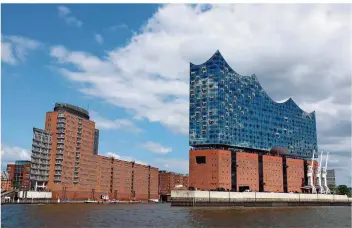  ?? FOTO: VERENA WOLFF/DPA ?? Die Elbphilhar­monie ist das von Weitem sichtbare Wahrzeiche­n der Hamburger Hafencity. Die Aussichtsp­lattform des Gebäudes ist bei Hamburgern und Touristen gleicherma­ßen beliebt.