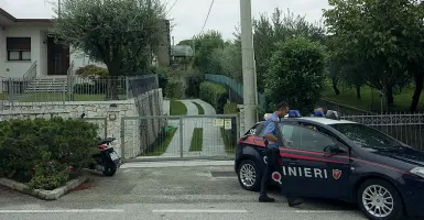  ??  ?? Ritrovamen­to Qui sopra l’abitazione al civico 20 di via Moscardina dove vivevano i due coniugi insieme al figlio, che li ha ritrovati, e alla sua compagna. Più in alto, a sinistra Valter Magrin, 58 anni, e a destra la moglie Paola Bosa, 56