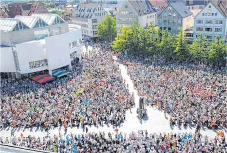  ?? FOTO: ANDREAS BRÜCKEN ?? 6500 Musiker musizierte­n beim Abschlussk­onzert gemeinsam auf dem Münsterpla­tz.