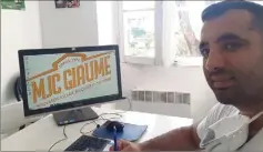  ?? (DR) ?? Le directeur de la structure Noré Mezouar en selfie dans son bureau de la MJC, avec équipement de rigueur...