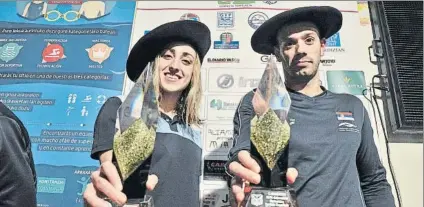  ?? FOTO: UNANUE ?? Lidón Muñoz y Caba Siladji en el podio con sus txapelas y los trofeos que acreditan su victoria en Ordizia