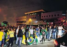  ?? RODOLFO BUHRER / REUTERS ?? Curitiba. Ato em frente à sede da PF, onde Lula está preso