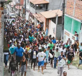  ??  ?? Comoção no enterro do bebê Davi Gabriel: lojas baixaram portas