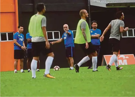  ??  ?? National coach Nelo Vingada Nelo Vingada (centre) putting the national players through their paces during training recently.