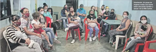  ?? MIGUEL GUTIÉRREZ / RAYNER PEÑA / EFE ?? Orientació­n. Un grupo de mujeres recibe una charla sobre educación familiar y sexual de la ONG Caritas.