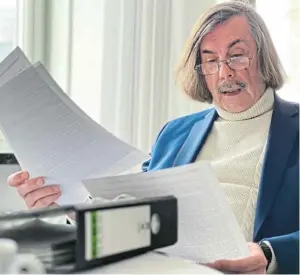  ?? Foto: Jeanette Salzmann ?? Ein Foto von Anfang des Jahres: Bürgermeis­ter Norbert Morkes (72) beim Studium von Unterlagen. Derzeit ist er krankgesch­rieben. Auf Anfragen von Medien reagiert er nicht.