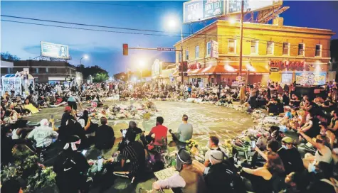  ?? AP AP AP ?? MEMORIAL. La intersecci­ón de la Calle 38 y la Avenida Chicago, en Minéapolis, donde ocurrió el arresto de George Floyd que culminó con su muerte, se ha transforma­do en un lugar para realizar manifestac­iones y rendirle homenaje.