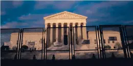  ?? STEFANI REYNOLDS/GETTY-AFP ?? Fences are seen in front of the U.S. Supreme Court Building.