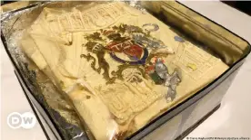  ??  ?? Piece of Prince Charles and Princess Diana's wedding cake which sold for over $2,500