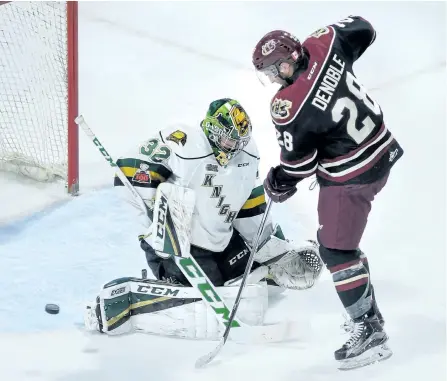  ?? MORRIS LAMONT/POSTMEDIA NETWORK ?? London Knights goaltender Joseph Raaymakers makes the save on Peterborou­gh Petes captain Logan Denoble during first period OHL action at Budweiser Gardens in London. The Petes lost 4-3 in overtime and tieing the game with just 5.5 seconds left. See...