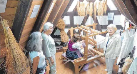  ?? FOTO: VOLCKART ?? Ulrike Bolsinger musste beim Museumsfes­t in Niederalfi­ngen immer wieder zeigen, wie man einen Webstuhl profession­ell bedient.