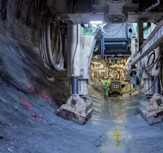  ??  ?? Maestranze Operai al lavoro nel tunnel. Nelle foto piccole, da sinistra: il caposquadr­a Bashkim Hoxa, Giampiero Ferru e Corrado Vista