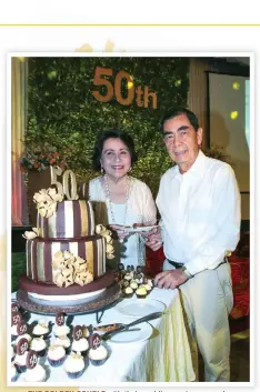  ??  ?? THE GOLDEN COUPLE with their wedding anniversar­y cake.