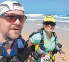  ?? FOTO: MARC SCHNEIDER ?? Zusammen mit Anna Marie Watson lief Marc Schneider am zehn Kilometer langen Strand von Cofete entlang.