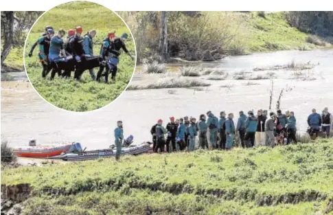  ?? ABC ?? Compañeros del cabo Diego Díaz trasladan su cuerpo sin vida para evacuarlo en helicópter­o