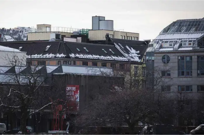  ?? FOTO: BJØRN ERIK LARSEN ?? SYNLIG: Ap-politiker Geir Steinar Dale er klar på at politikern­e ikke godtok et nybygg over mønet til nabobygget. Fra gategrunn kan man tydelig se den ekstra etasjen som er dukket opp på Foreningsg­aten 3.