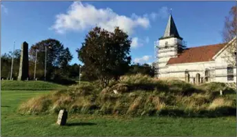  ??  ?? Det er denne jordhaugen Farsund kommune vil fjerne ved Vanse kirke og bautaen.