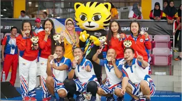  ?? (Presidenti­al Communicat­ions photo) ?? Members of the Philippine lawn bowls team proudly display their medals after the men's team bagged gold and the women's team earned silver on Thursday (August 24) in the ongoing 29th Southeast Asian Games in Kuala Lumpur. Posing with the team is SEA...