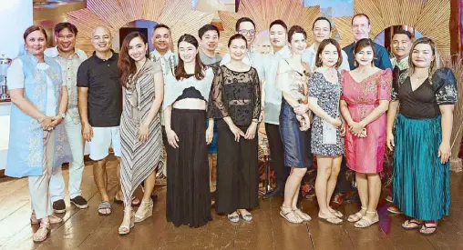  ??  ?? Club Paradise Palawan director of sales and marketing Cathy Nepomuceno (extreme left), Discovery World Corp. president Jun Parreño (second from left), Club Paradise Palawan hotel manager Joegil Magtanggol Escobar (ninth from left) and director of sales MR Darnayla (extreme right) with the top producers during the Top Producers’ Getaway.