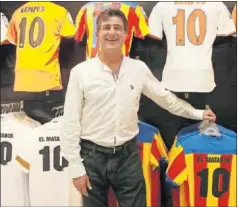  ??  ?? EL MATADOR. Kempes, rodeado de camisetas con el ‘10’.