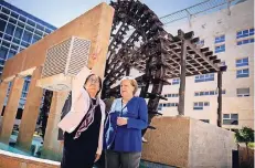  ?? FOTO: DPA ?? Bundeskanz­lerin Angela Merkel (CDU) und Manar Fayyad, Präsidenti­n der Deutsch-Jordanisch­en Universitä­t auf dem Campus-Gelände.