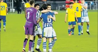  ?? EP ?? Varios jugadores de la Real Sociedad se abrazan al acabar el partido