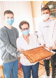  ?? FOTO: G. SALZBURG ?? Aurina Narciandi-Pellico (71) mit ihren Empanadas. Die schmecken auch Enkel Alejandro (r.) und dessen Freund Noah.