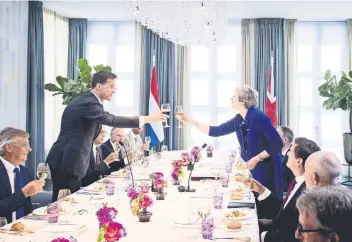  ??  ?? El primer ministro holandés, Mark Rutte, durante su reunión con su homóloga británica, Theresa May, en Catshuis en La Haya, el pasado 3 de julio. La residencia es administra­da por el Ministerio de Asuntos Generales.