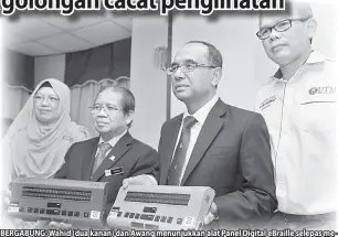  ?? — Gambar Bernama ?? BERGABUNG: Wahid (dua kanan) dan Awang menunjukka­n alat Panel Digital eBraille selepas menandatan­gani perjanjian persefaham­an antara UTM dan DBP dalam kerjasama membangunk­an kamus dewan braille eletronik (Kamus Dewan eBraille) untuk golongan kurang...