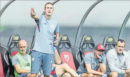  ?? FOTO: JUAN ECHEVERRÍA ?? Gaizka Garitano El entrenador del Bilbao Athletic da instruccio­nes durante el partido del pasado sábado ante el Real Unión