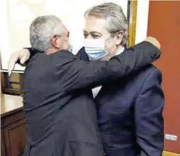  ?? JAIME GALINDO ?? Afecto Manuel Avilés se abraza con Juan Alberto Belloch ayer.