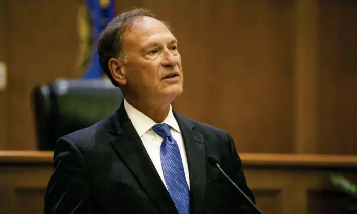  ?? ?? Justice Samuel Alito defends the supreme court’s ‘shadow docket’ rulings at the University of Notre Dame Law School in South Bend, Indiana. Photograph: Michael Caterina/AP