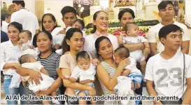  ??  ?? AI AI de las Alas with her new godchildre­n and their parents
