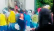  ?? CORTESÍA ?? Imagen tomada de un video en el que se aprecia las varios lugareños saqueando el vehículo accidentad­o.